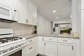 1054 Seco St, Unit 106 in Pasadena, CA - Building Photo - Building Photo