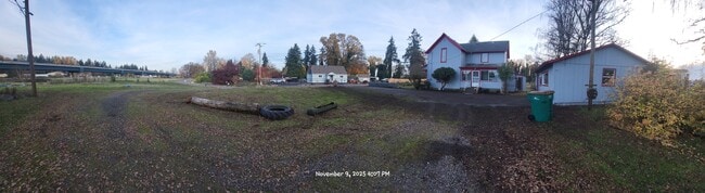 1609 NE Waterfront St in Newberg, OR - Building Photo - Building Photo