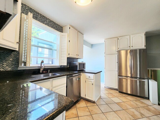1435 Maple St in San Mateo, CA - Building Photo - Building Photo
