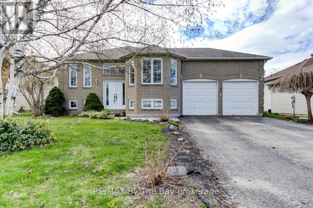 12 Acorn Crescent in Wasaga Beach, ON - Building Photo