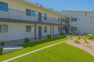 Two | Five Greenway Apartments in Phoenix, AZ - Building Photo - Building Photo