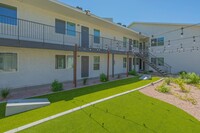 Two | Five Greenway Apartments in Phoenix, AZ - Foto de edificio - Building Photo