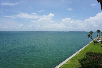 103 1st St E, Unit 205 in Tierra Verde, FL - Foto de edificio - Building Photo