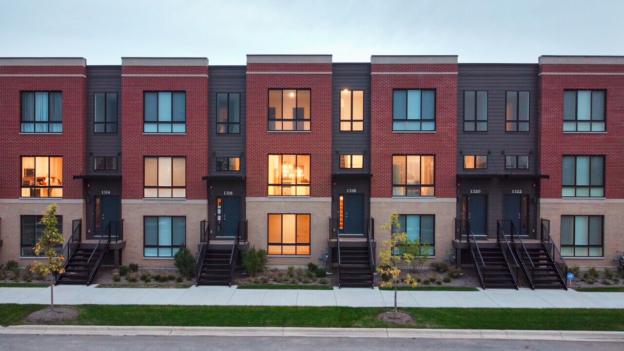 1318 Lakepointe Dr in Schaumburg, IL - Building Photo