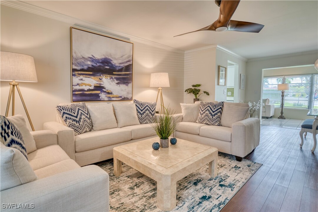 1069 Forest Lakes Dr in Naples, FL - Building Photo