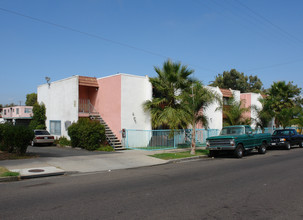 Colony Apartments in Oceanside, CA - Foto de edificio - Building Photo