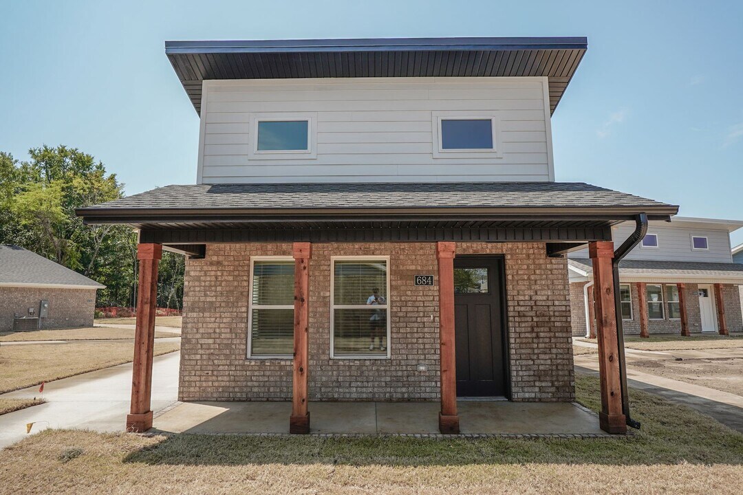 684 N Honey Locust Bnd in Fayetteville, AR - Building Photo