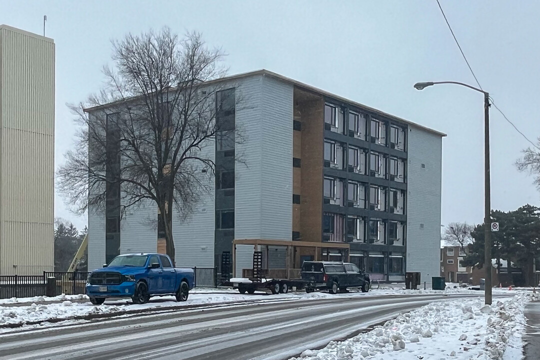 Dundalk House in Toronto, ON - Building Photo