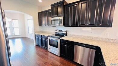 212 SW Properzi Wy in Huntsville, AL - Foto de edificio - Building Photo