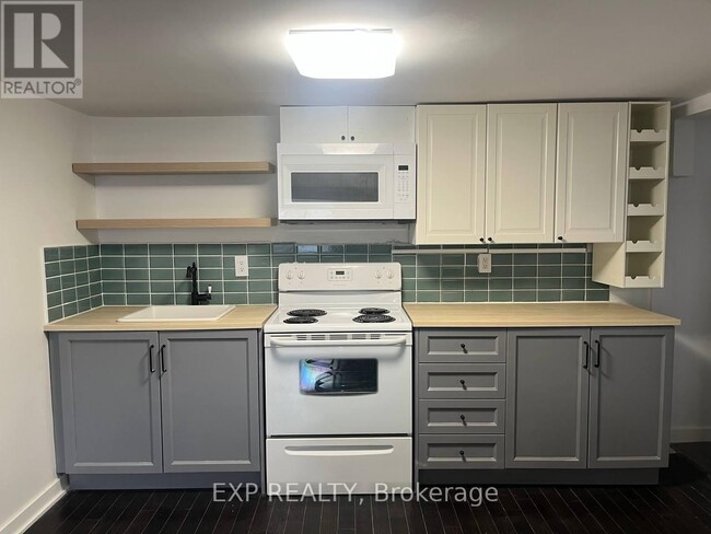 property at 7 Glass Dr