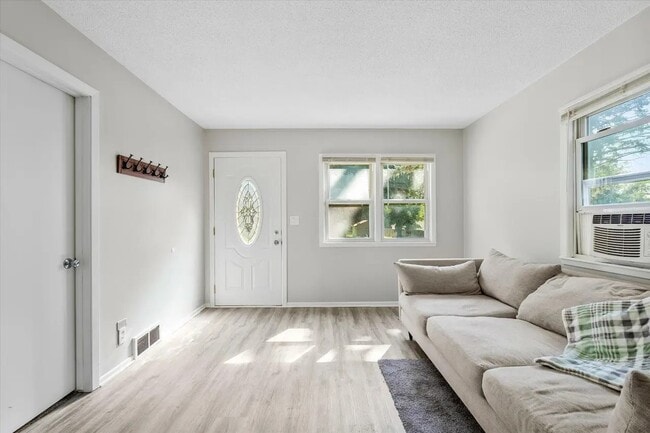 928 8th Ave S in South St. Paul, MN - Foto de edificio - Building Photo