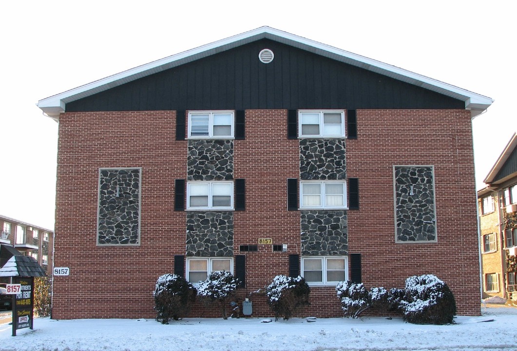 West Clare Apartments in Lyons, IL - Building Photo