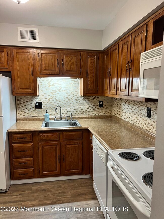 604 Wellington Pl in Matawan, NJ - Building Photo - Building Photo