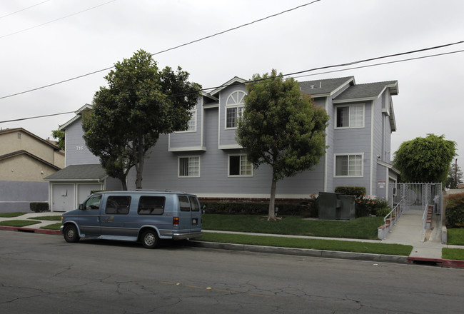 Newporter Apartments in Anaheim, CA - Building Photo - Building Photo