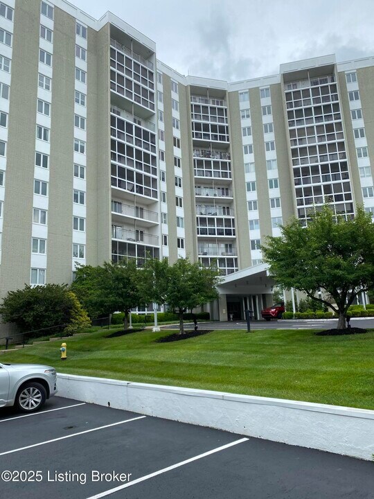 5100 US-42 in Louisville, KY - Building Photo