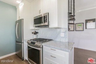 1264 Ozeta Terrace-Unit -Apt 302 in West Hollywood, CA - Building Photo - Building Photo