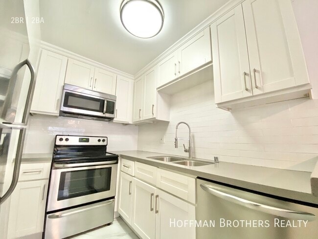 2106 S Bentley Ave in Los Angeles, CA - Building Photo - Building Photo