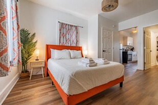 Satoshi Sol-FULLY FURNISHED AND ALL INCLUSIVE in St. Petersburg, FL - Building Photo