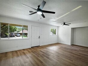 1423 W Ball St in Weatherford, TX - Building Photo - Building Photo