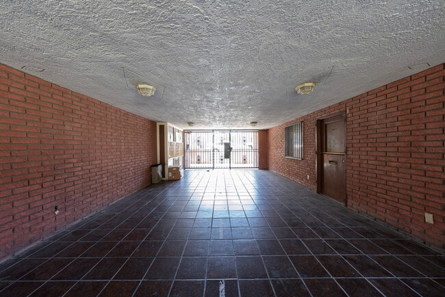 London Arms -14100-14030 CHADRON AVE in Hawthorne, CA - Foto de edificio - Building Photo