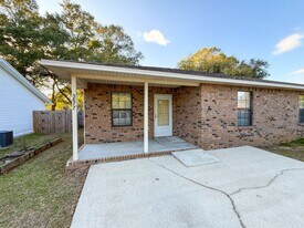 5877 Byrom St in Milton, FL - Building Photo