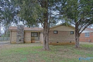 4607 Rutledge Dr NW in Huntsville, AL - Building Photo