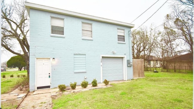 429 W 2nd St, Unit 1/2 in Freeport, TX - Foto de edificio - Building Photo