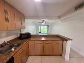 8060 N Colony Cir in Tamarac, FL - Building Photo - Building Photo