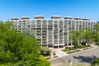 1630 Sheridan Rd in Wilmette, IL - Foto de edificio - Building Photo