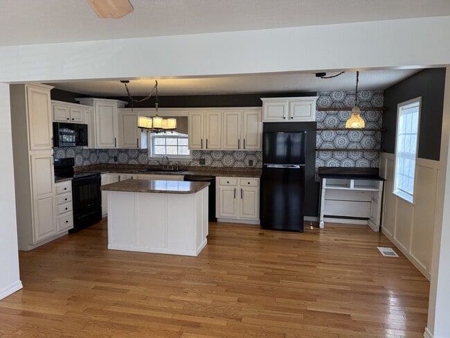 property at 816 E 16 St