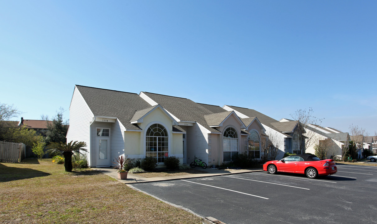 1352-1358 Redwood Ln in Gulf Breeze, FL - Building Photo