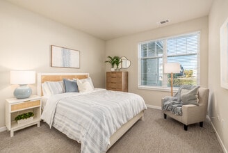 Seasons at Elgin in Elgin, IL - Building Photo - Interior Photo