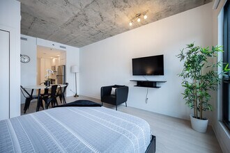 67 Boul. de Maisonneuve E, Unit SI ID1261840P in Montréal, QC - Building Photo - Building Photo