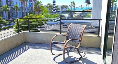 237 1st St in Huntington Beach, CA - Building Photo - Building Photo