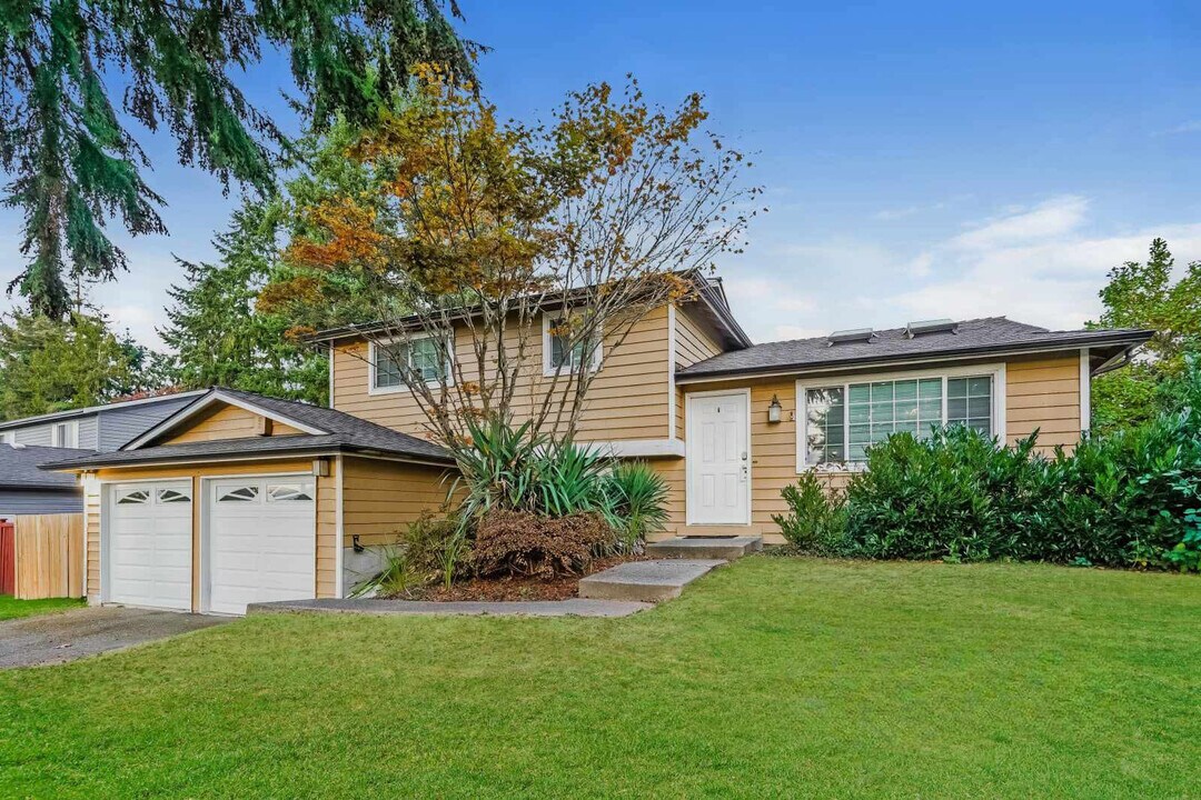 33914 35th Ave SW in Federal Way, WA - Building Photo