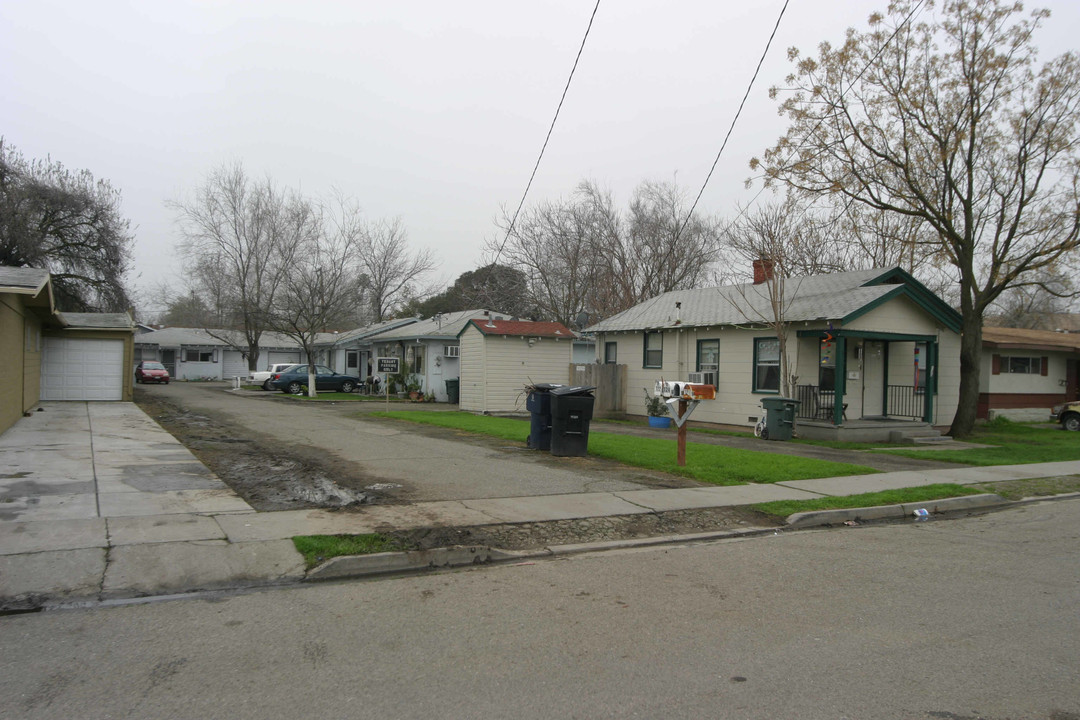 122-130 W Carlton Way in Tracy, CA - Building Photo