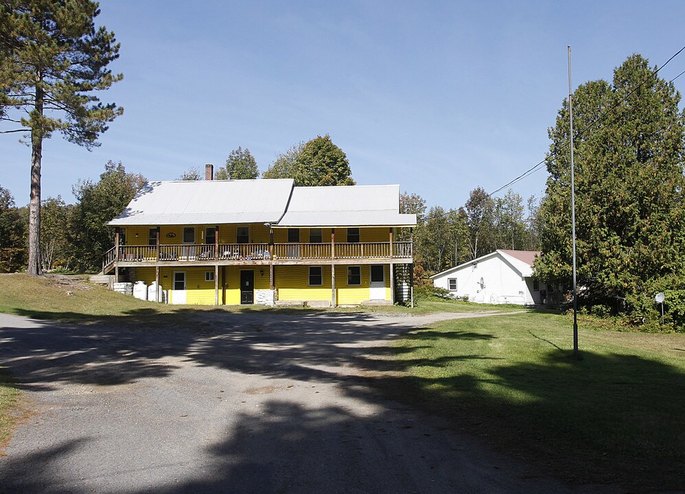 2455 State Route 8 in Lake Pleasant, NY - Foto de edificio