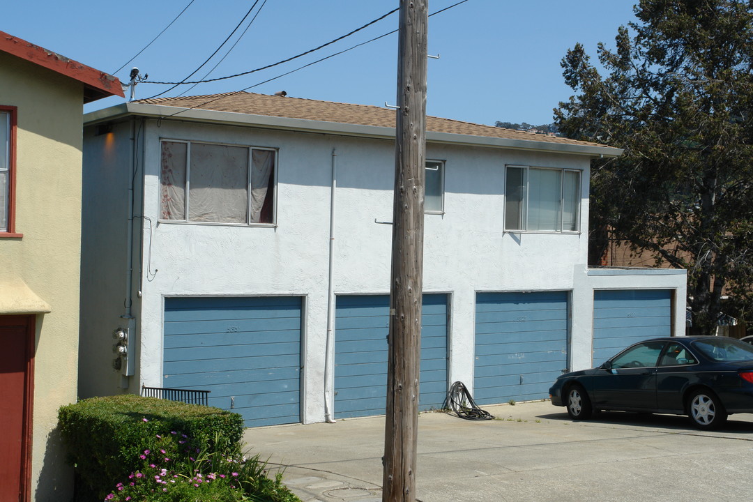 5825 Bayview Ave in Richmond, CA - Foto de edificio