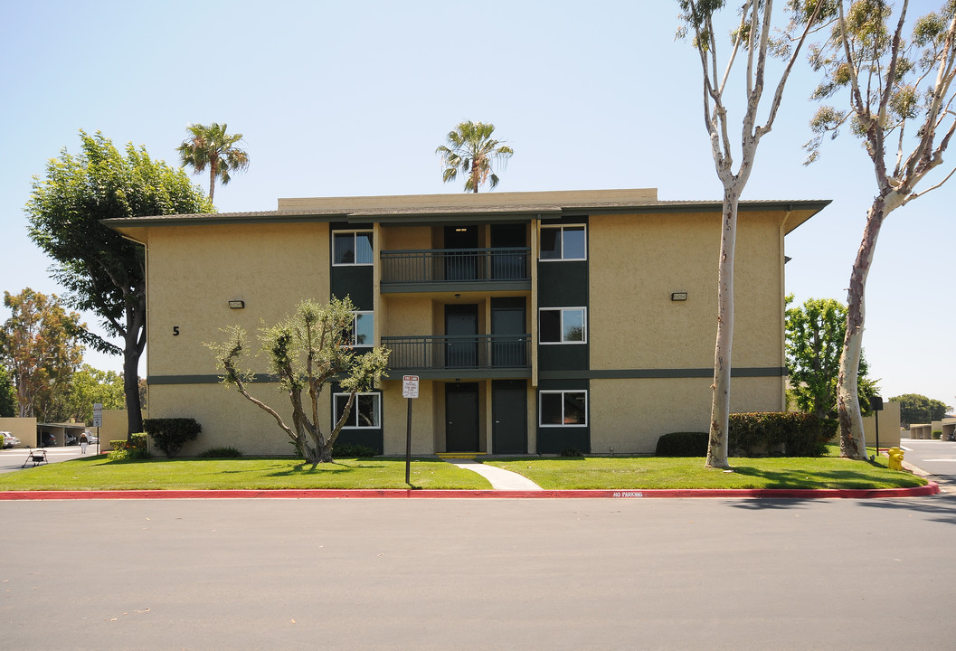 Villa Yorba Apartments in Huntington Beach, CA - Building Photo