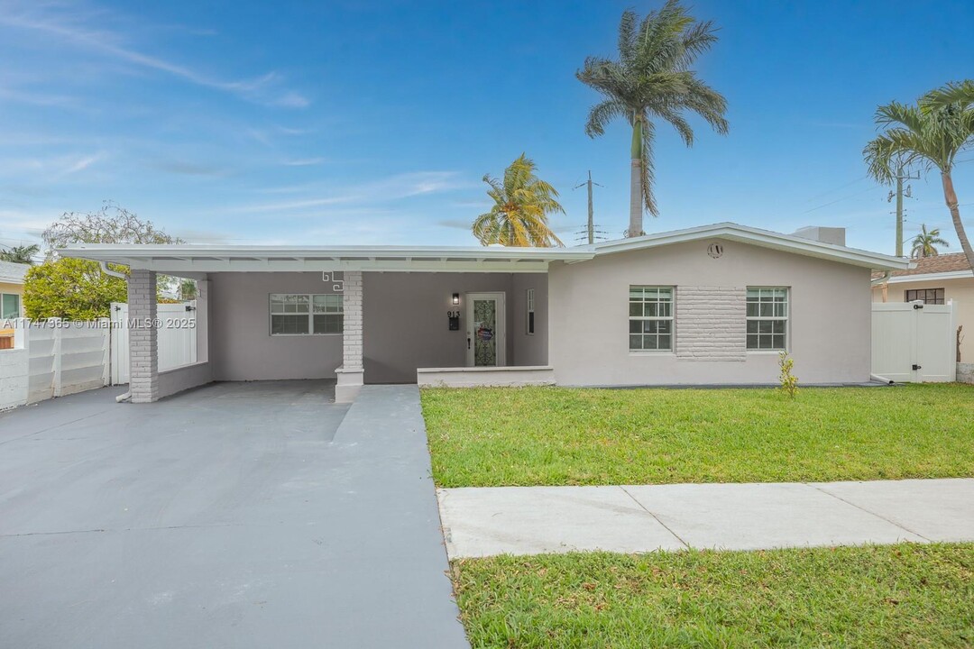 913 NE 2nd St in Hallandale Beach, FL - Building Photo