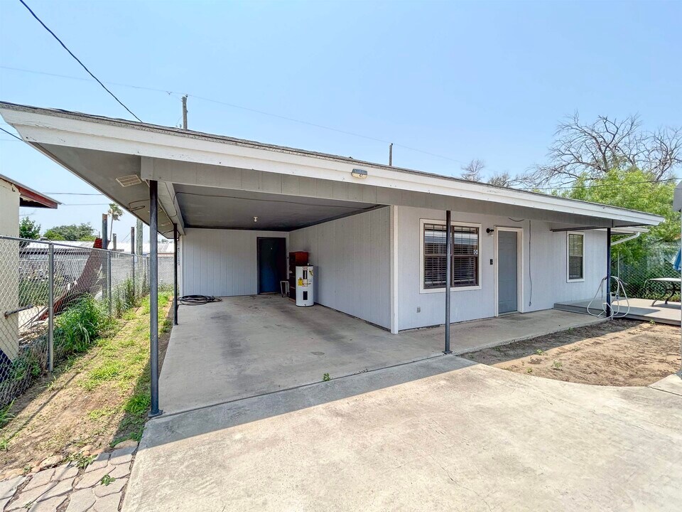 1707 Delmar St in Zapata, TX - Building Photo