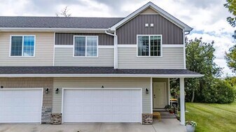 Montgomery Townhomes in West Fargo, ND - Building Photo