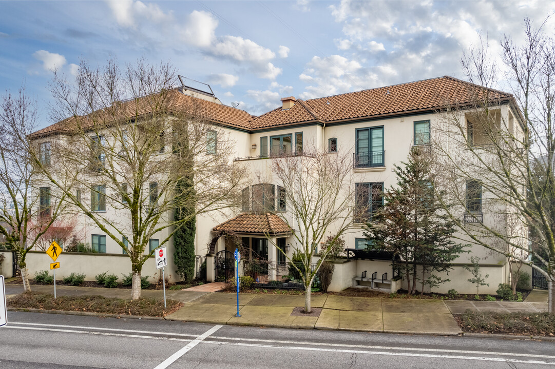 3328 SW Barbur Blvd in Portland, OR - Foto de edificio