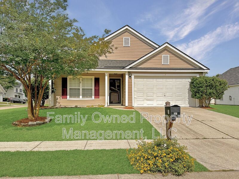 261 Emerald Isle Dr in Moncks Corner, SC - Building Photo