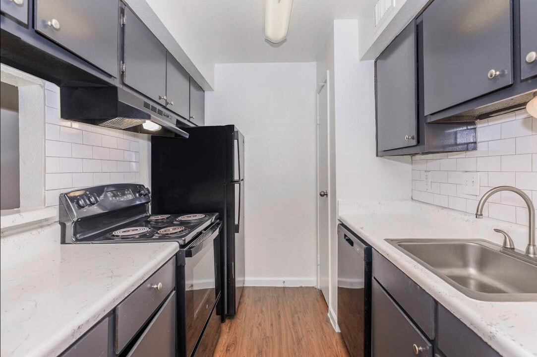 Woods On Lamonte in Houston, TX - Building Photo