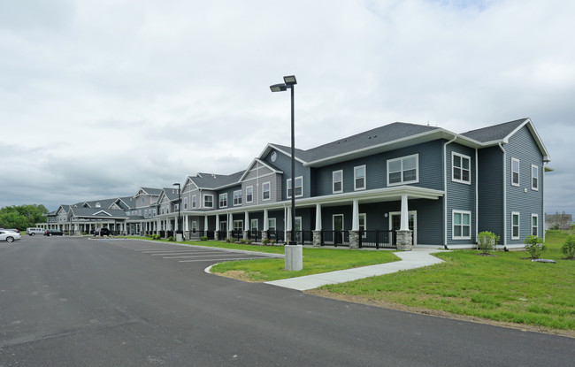 Greenport Gardens Apartments in Hudson, NY - Foto de edificio - Building Photo