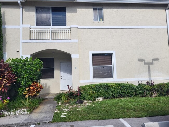 820 NE 212th Terrace in Miami, FL - Building Photo - Building Photo