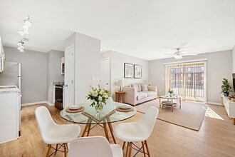 Stonecrest Apartments in New Albany, IN - Foto de edificio - Building Photo