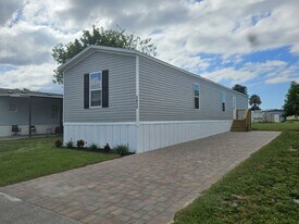 1011 Myakka Dr in North Fort Myers, FL - Building Photo