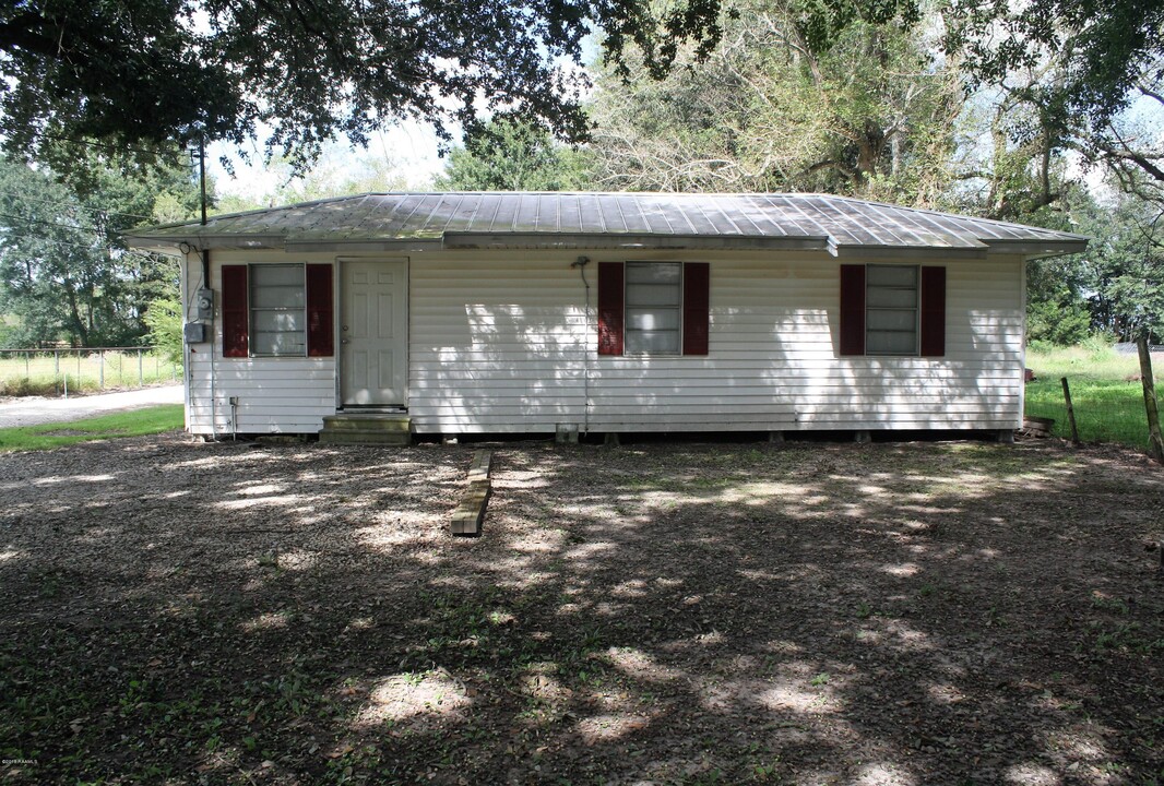 220 D Fenetre Rd. in Scott, LA - Foto de edificio